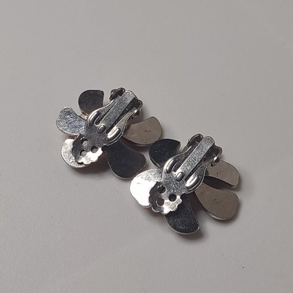 Vintage Metal Clip On Flower Earrings - Picture 7 of 10